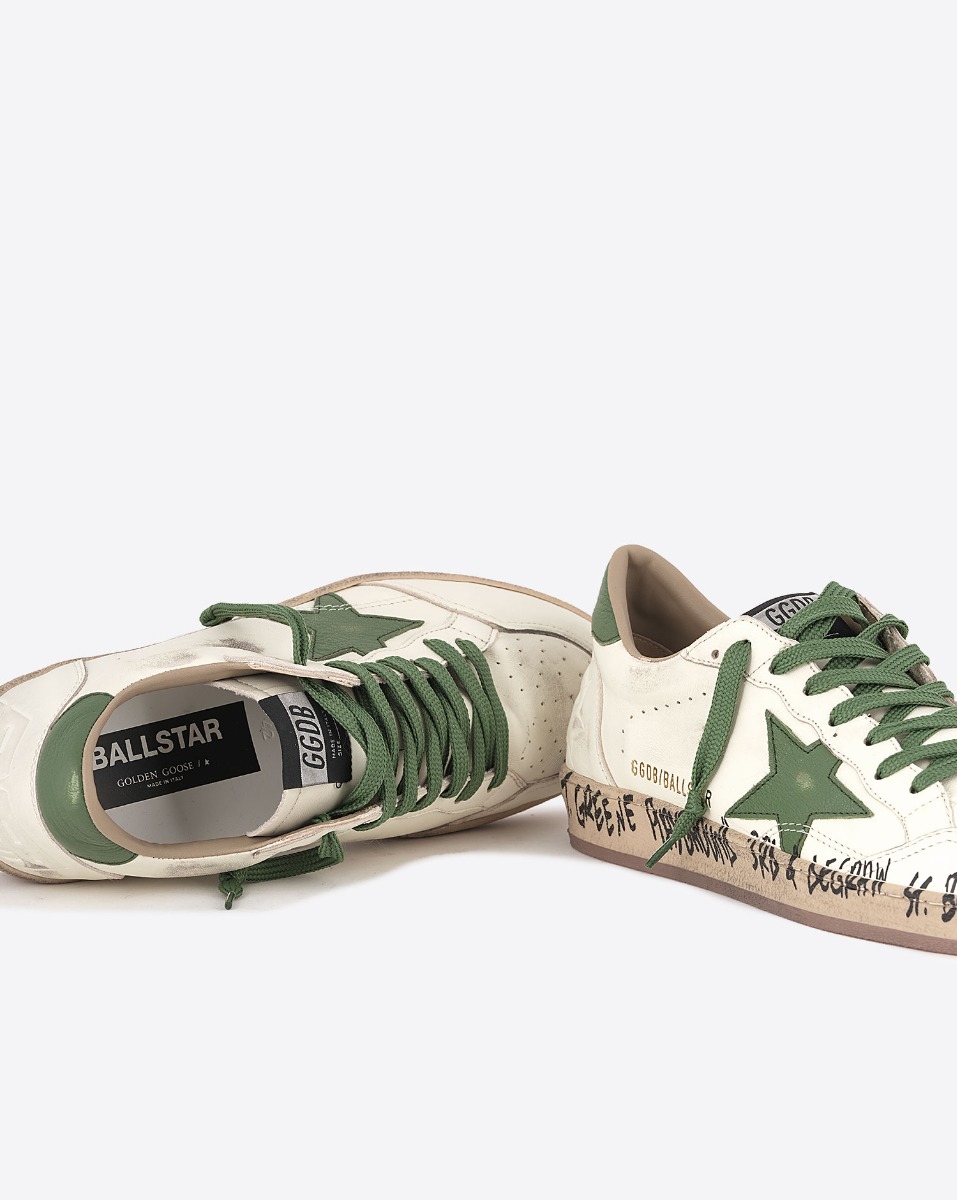 Sneakers Ball Star 10502 homme Golden Goose en cuir crème, étoile verte, arrière vert. Détail des lacets verts.