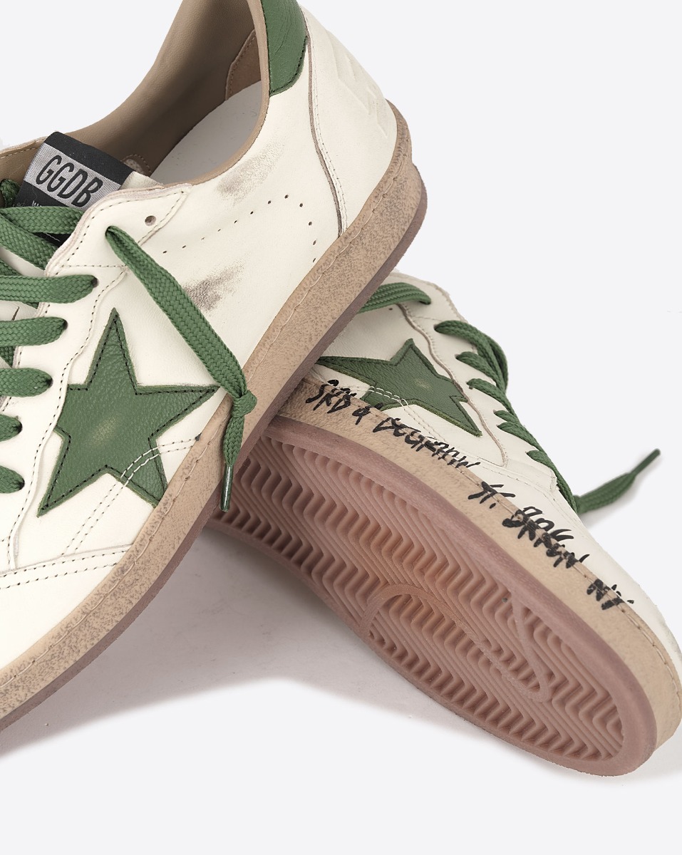 Sneakers Ball Star 10502 homme Golden Goose en cuir crème, étoile verte, arrière vert. Détail des semelles tagguées.