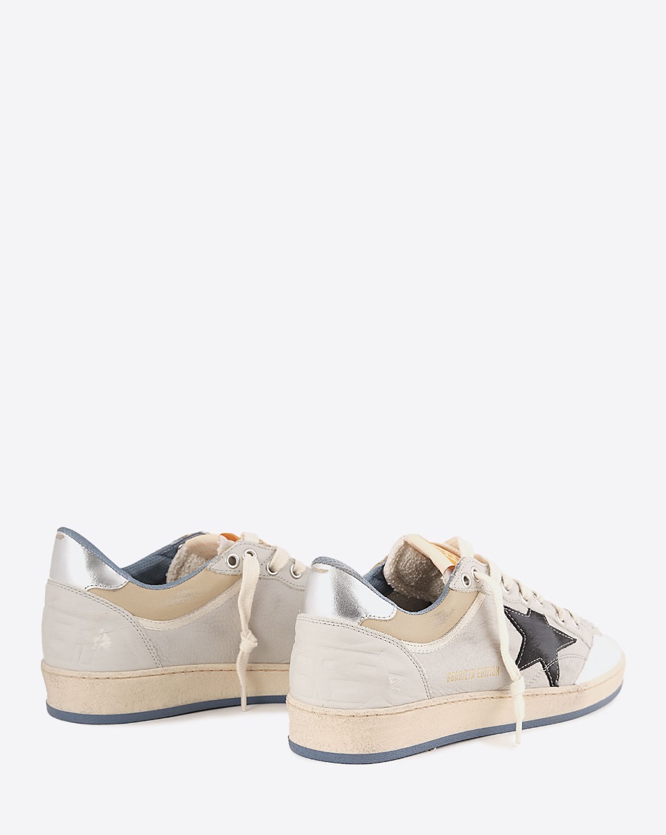 Sneakers Ballstar Golden Goose Homme en cuir blanc avec étoile en cuir noir et contrefort en cuir argent. Vue de dos.