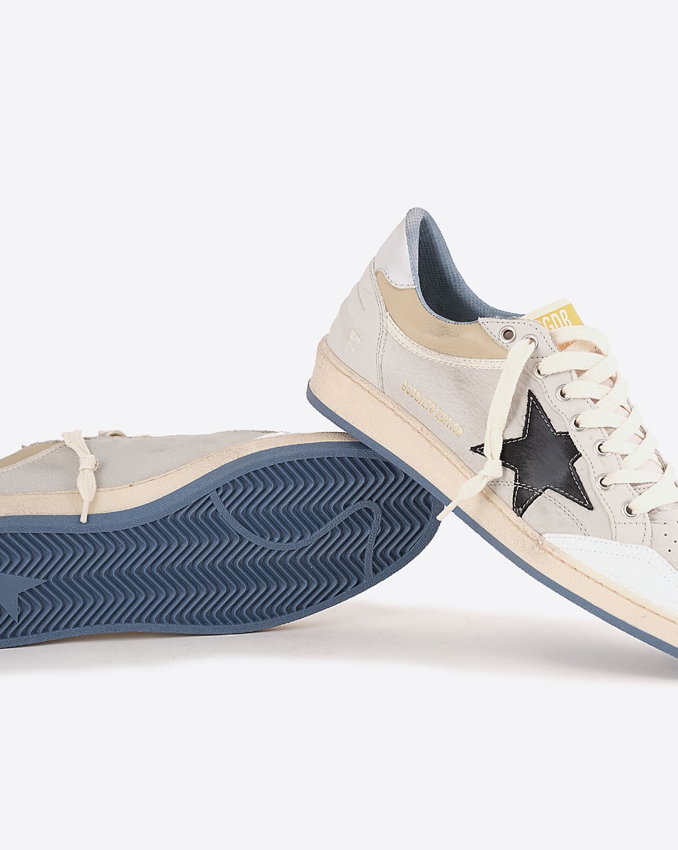 Sneakers Ballstar Golden Goose Homme en cuir blanc avec étoile en cuir noir et contrefort en cuir argent. Détail de la semelle.