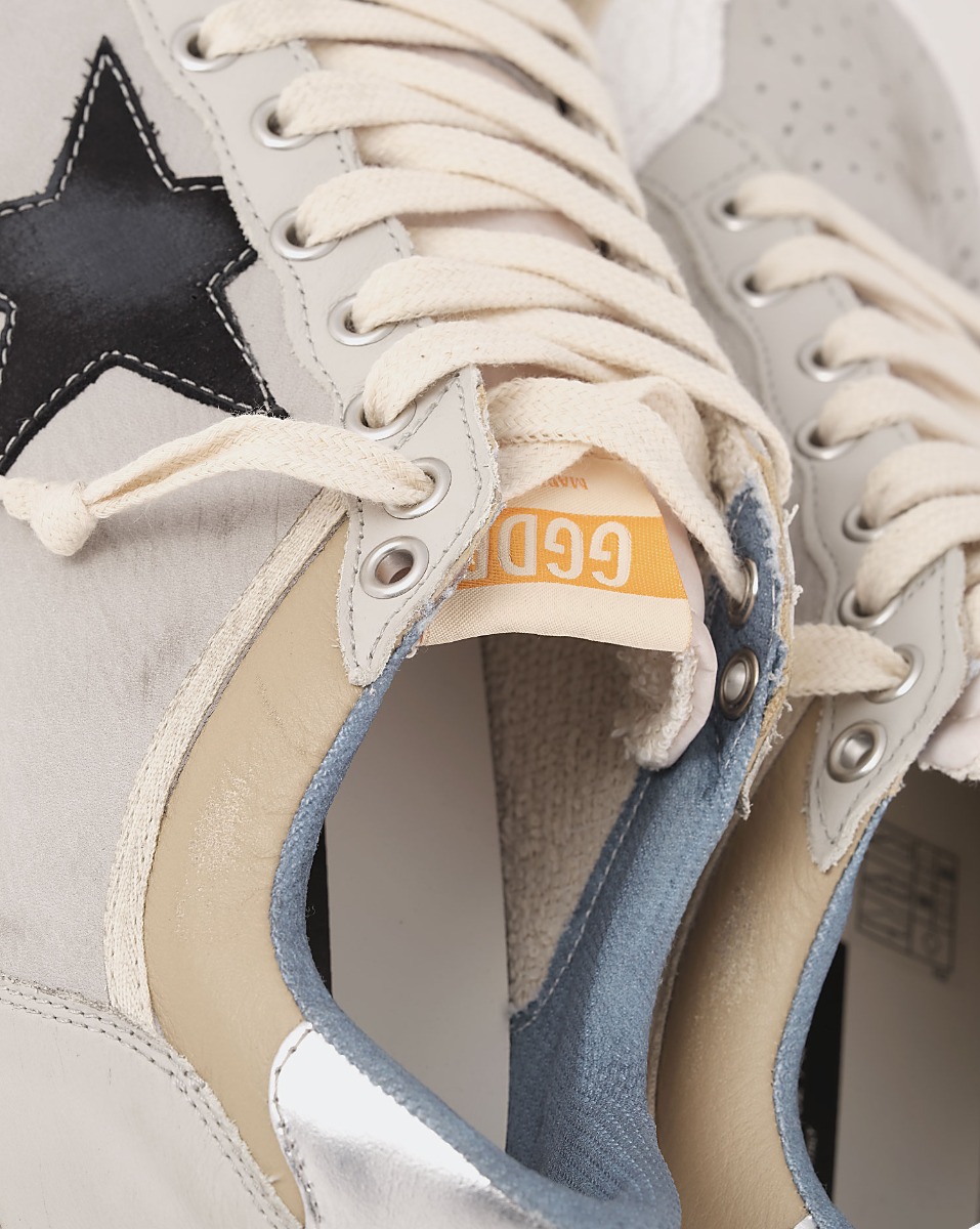 Sneakers Ballstar Golden Goose Homme en cuir blanc avec étoile en cuir noir et contrefort en cuir argent. Détails des matières.