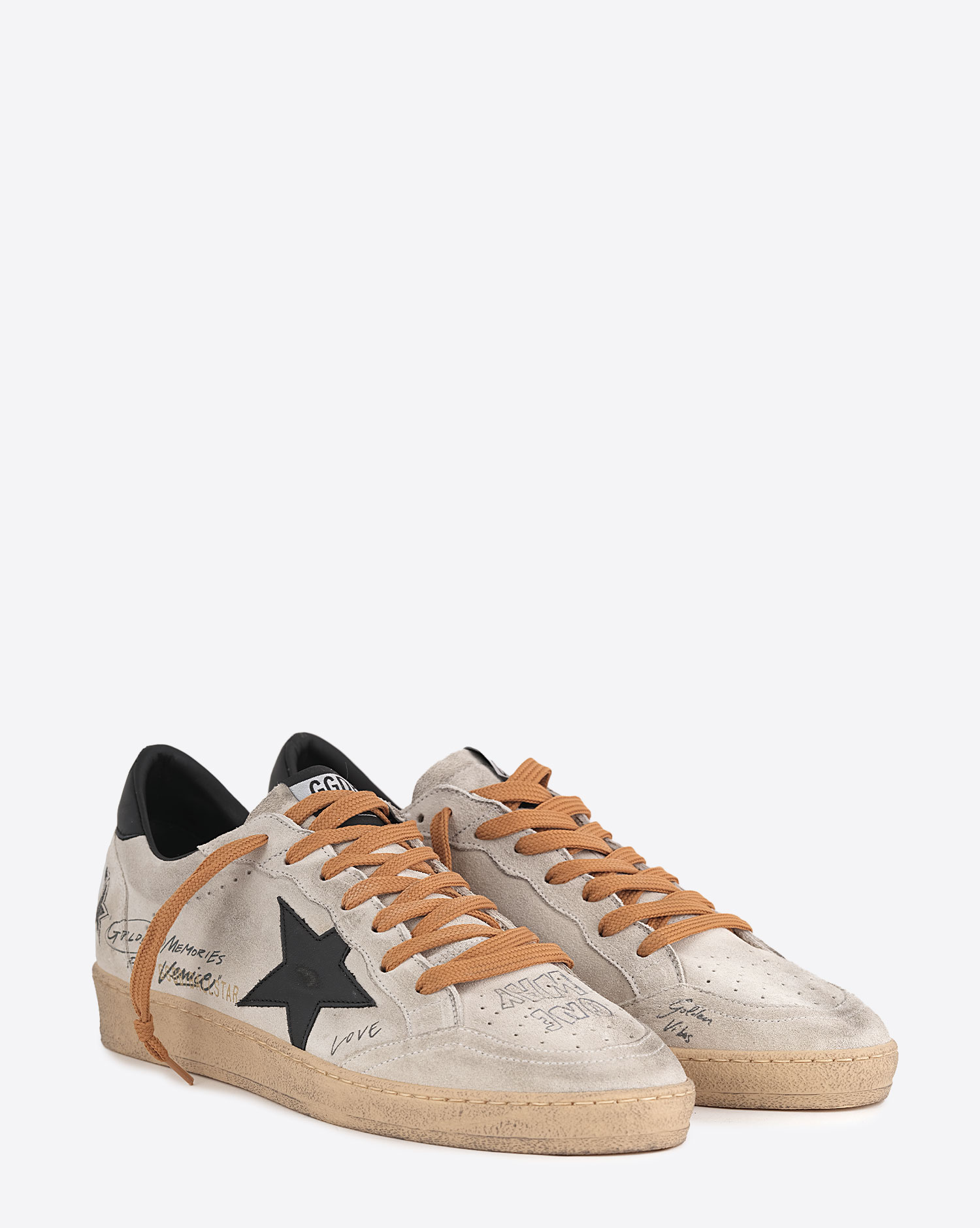 Produit Sneakers Ball Star Golden Goose pour homme en cuir gris avec graffitis et étoile noire. Vue face.