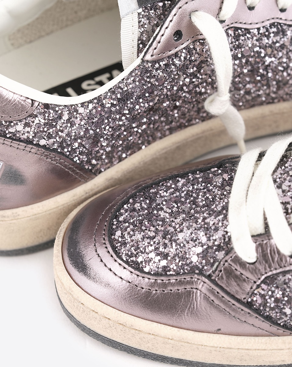Sneakers Ball Star Golden Goose femme &agrave; paillettes violettes, &eacute;toile blanche. D&eacute;tail des paillettes.