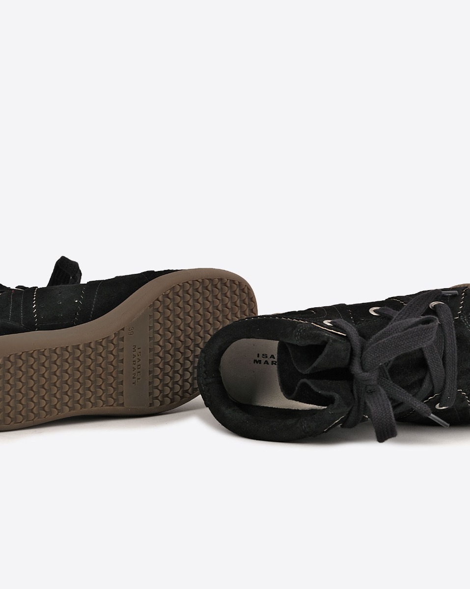 Baskets compensées Bobby Isabel Marant en cuir suédé noir. Détail du dessous de la semelle.