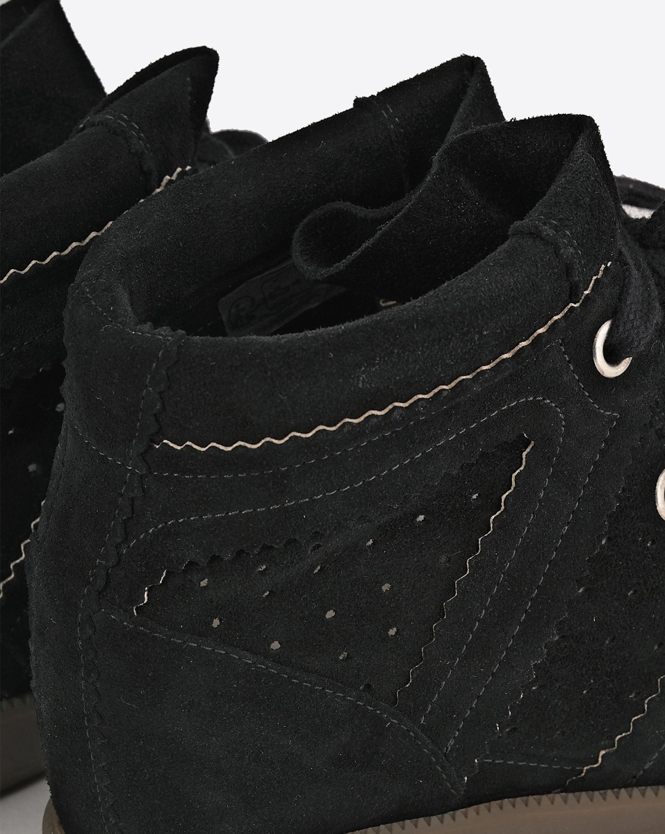 Baskets compensées Bobby Isabel Marant en cuir suédé noir. Détail du cuir suédé perforé. 