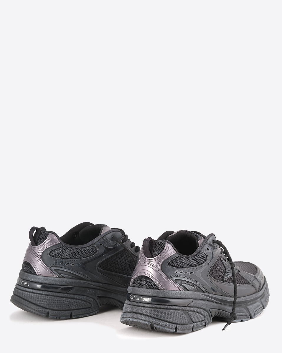 Sneakers Lightstar Golden Goose homme noires &eacute;toile noire. Vue de dos.