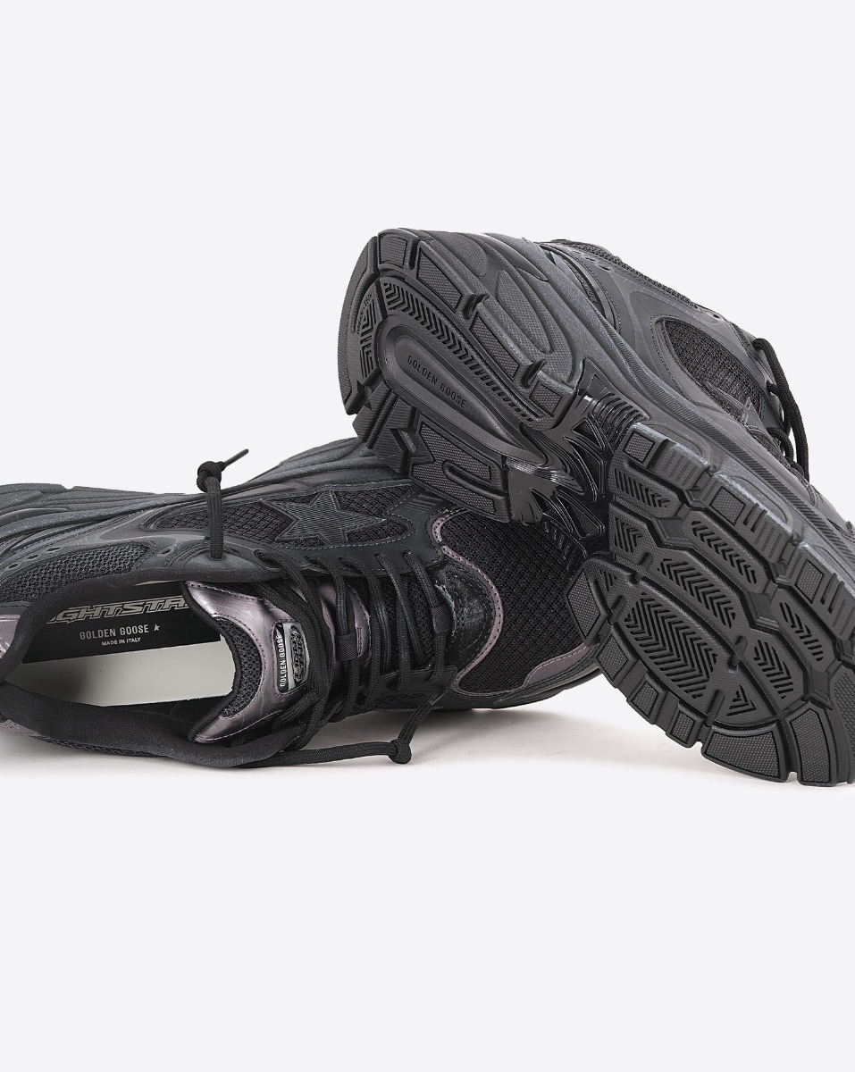 Sneakers Lightstar Golden Goose homme noires &eacute;toile noire. D&eacute;tail de la semelle.