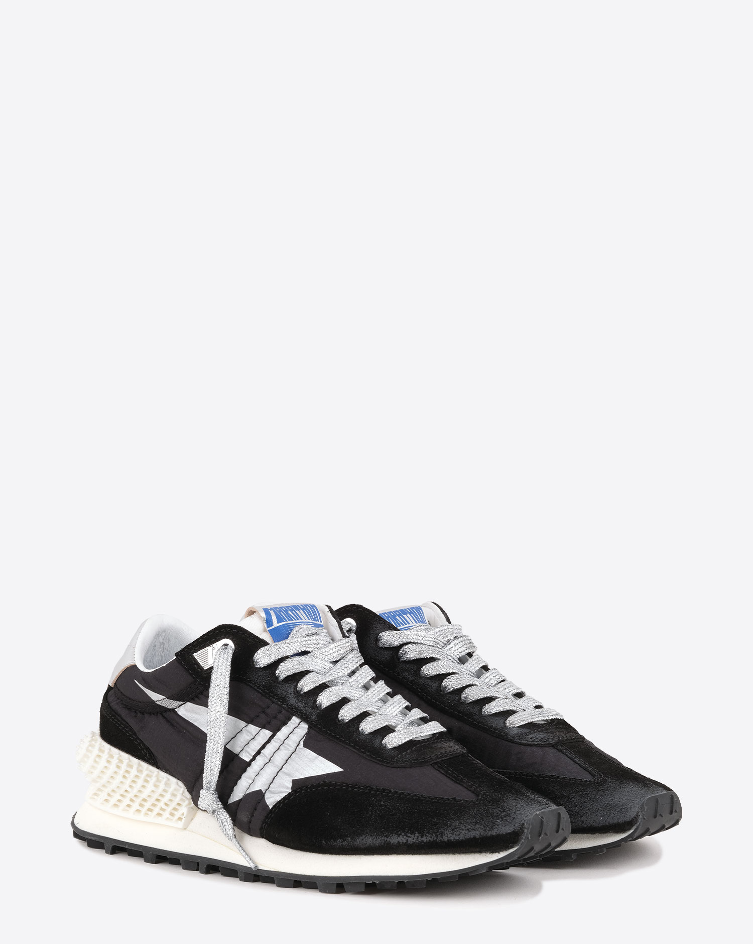 Produit Sneakers Marathon Golden Goose noires et argentées . Vue face. 