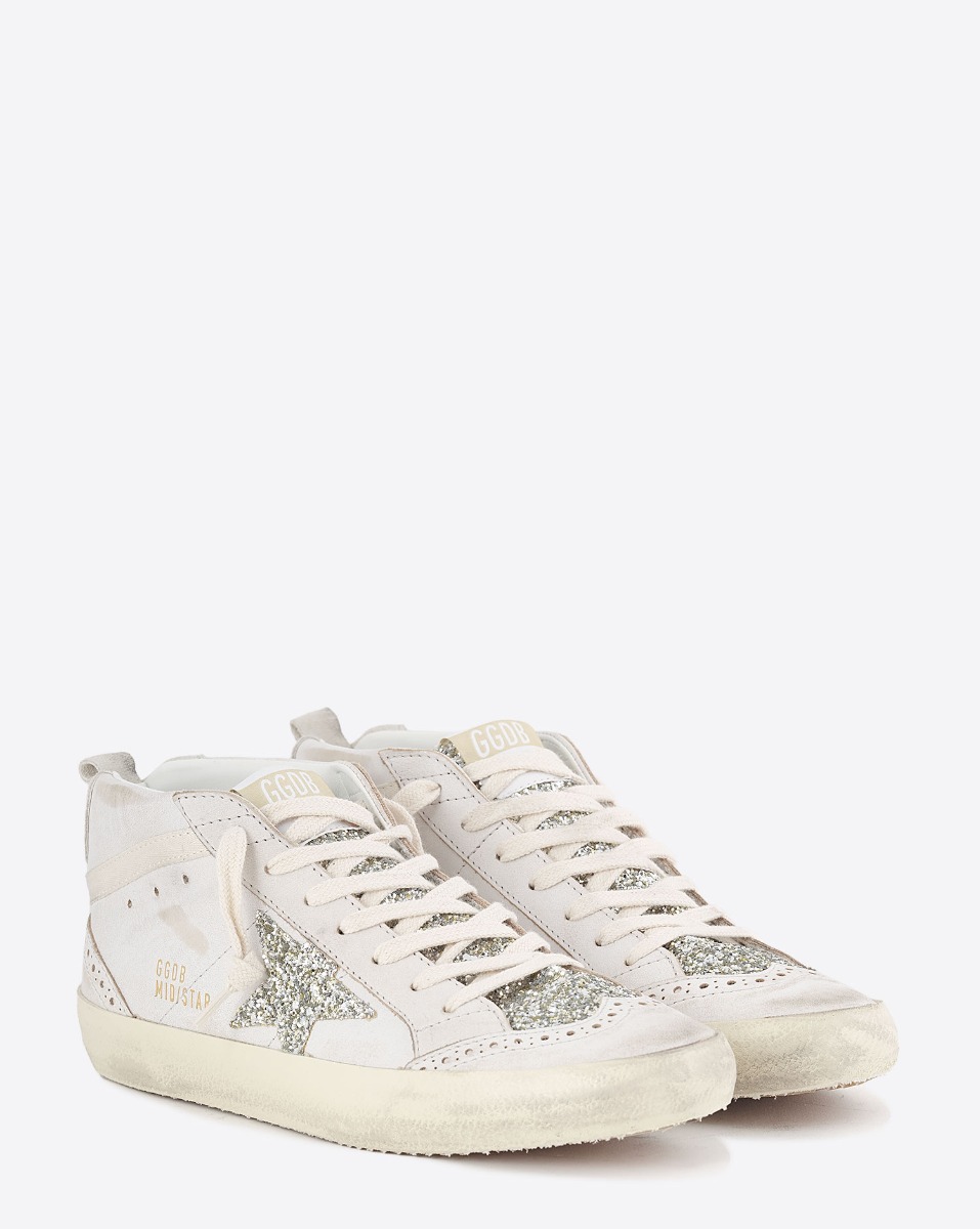 Produit Sneakers Mid Star Golden Goose en cuir blanc, étoile et languette à paillettes argent. Vue de face.