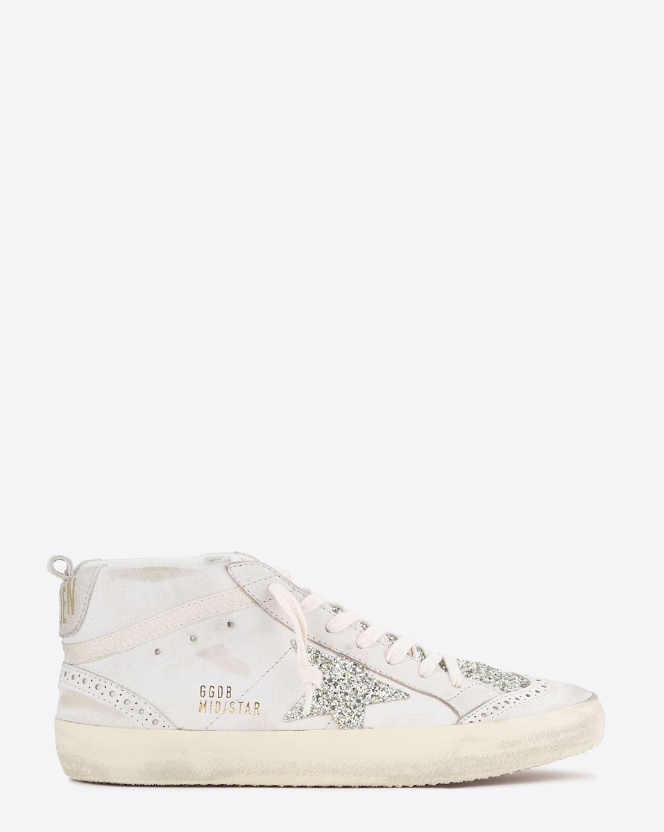 Produit Sneakers Mid Star Golden Goose en cuir blanc, étoile et languette à paillettes argent. Vue de profil.