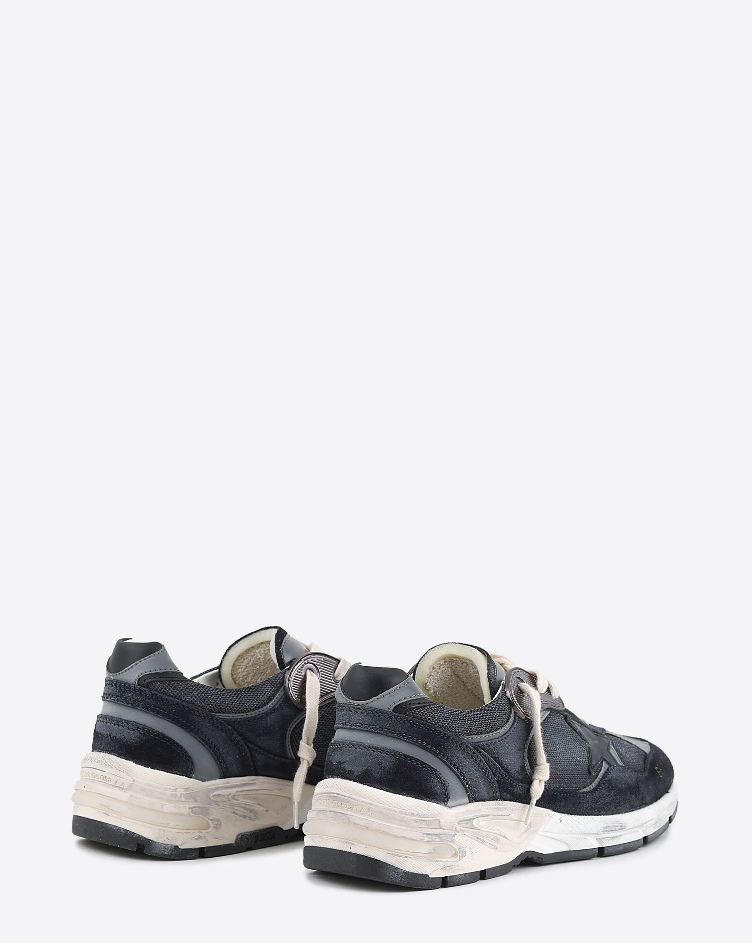 Sneakers Running Dad bleues foncées et grises étoile noir 50580 Golden Goose homme. Vu de dos.