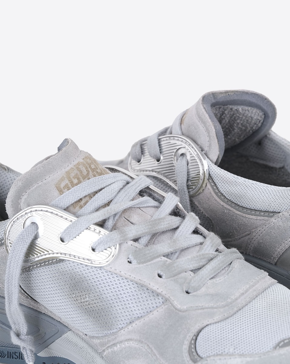 Sneakers Running Dad Golden Goose homme bleu et gris. Détail de la languette.