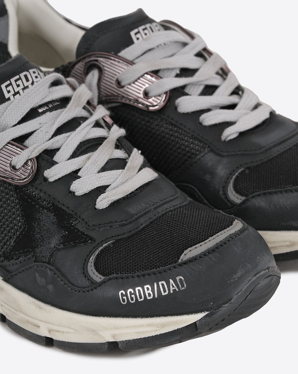 Sneakers Running Dad Golden Goose femme en résille et Nappa noir oeillet bronze. Détail des lacets gris.