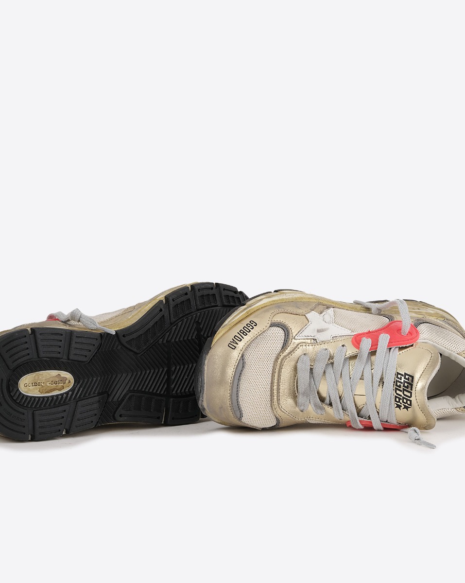 Sneakers Running Dad Golden Goose femme dorée étoile blanche. Dessous de la semelle.