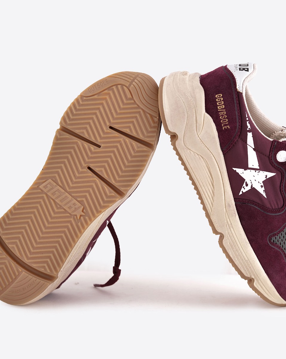 Sneakers Running Sole Golden Goose pour femme en cuir et tissu bordeaux, &eacute;toile blanche. D&eacute;tail des semelles. 