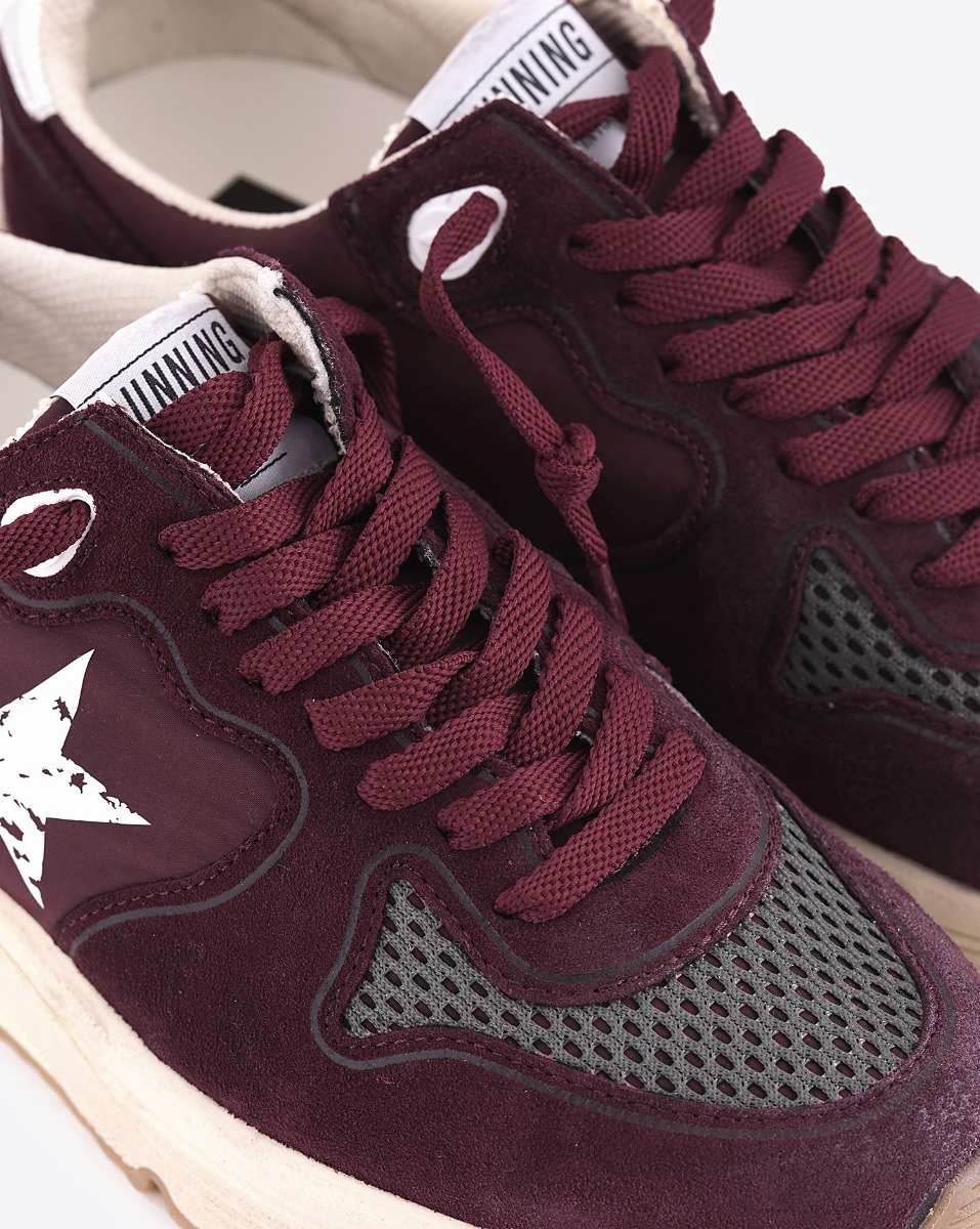 Sneakers Running Sole Golden Goose pour femme en cuir et tissu bordeaux, &eacute;toile blanche. D&eacute;tail des lacets bordeaux.