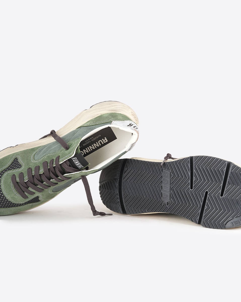 Sneakers Running Sole Golden Goose Homme en nylon vert p&acirc;le avec &eacute;toile noire et contrefort en cuir su&eacute;d&eacute; vert. D&eacute;tail de la semelle.