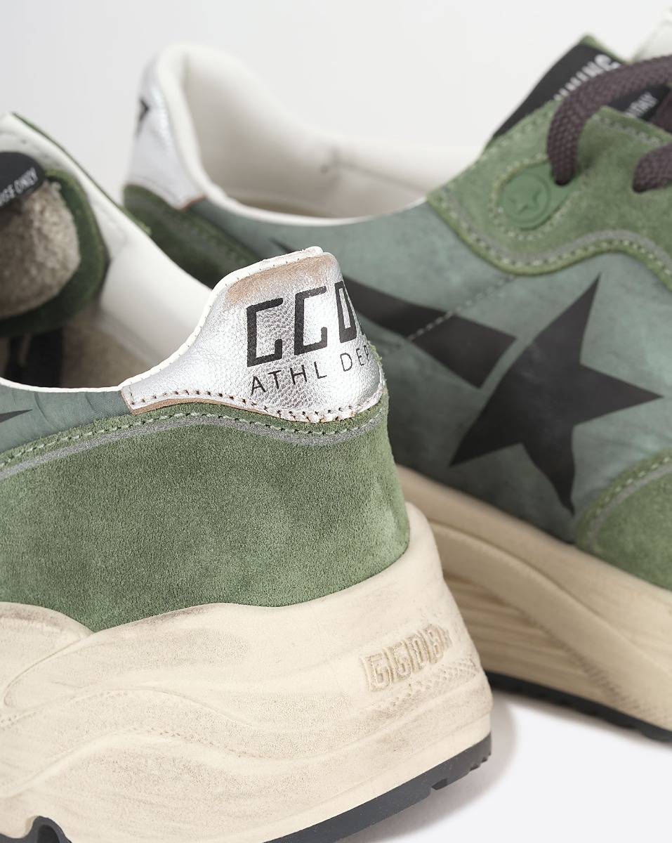 Sneakers Running Sole Golden Goose Homme en nylon vert p&acirc;le avec &eacute;toile noire et contrefort en cuir su&eacute;d&eacute; vert. D&eacute;tails des mati&egrave;res.