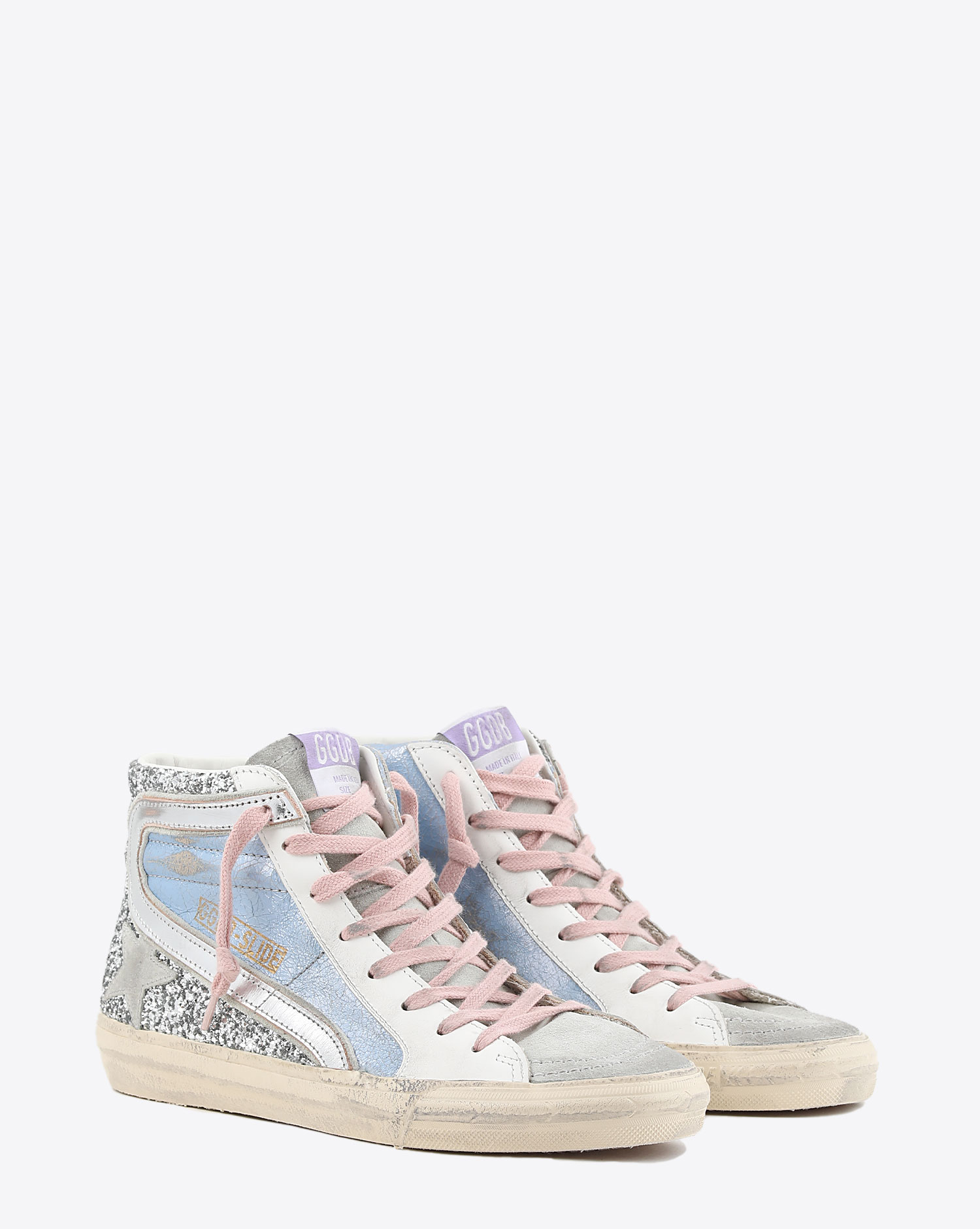 Sneakers montantes Slide 81785 en cuir bleu ciel arrière paillettes argent et lacets roses Golden Goose femme. 