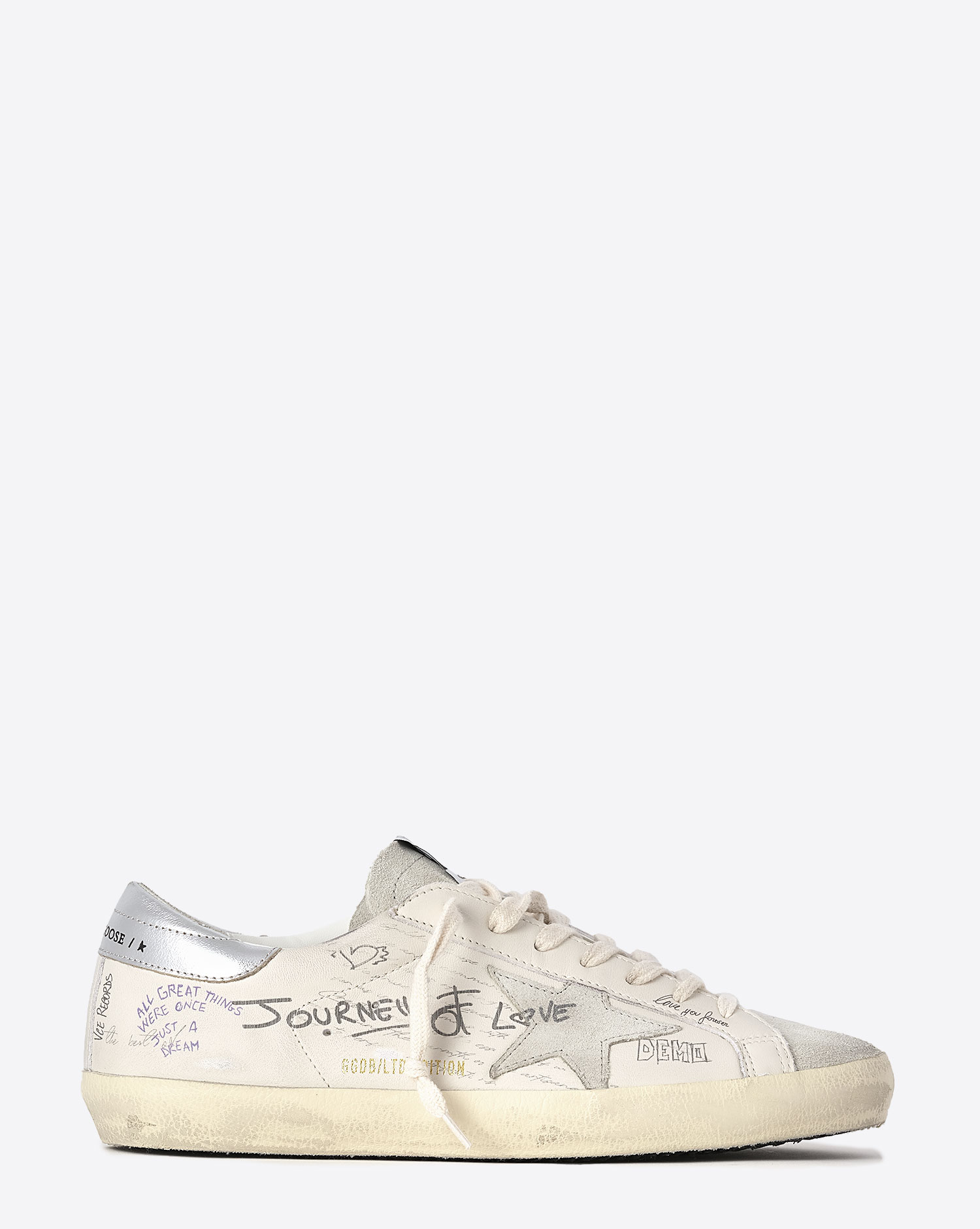 Produit Sneakers Superstar Golden Goose en cuir blanc avec dessins. Vue profil. 