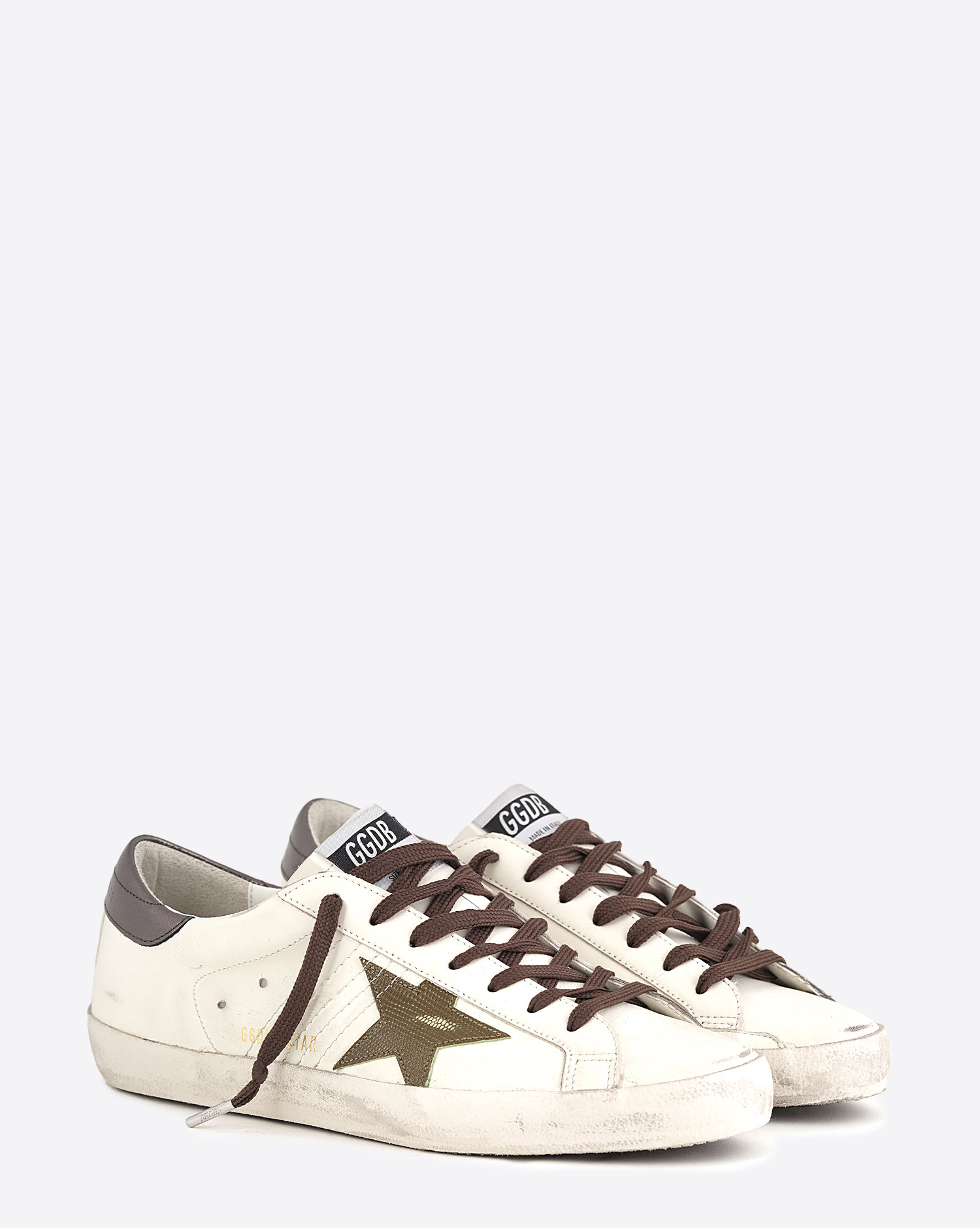 Produit Sneakers Superstar Golden Goose Homme en cuir blanc avec étoile kaki. Vue face.