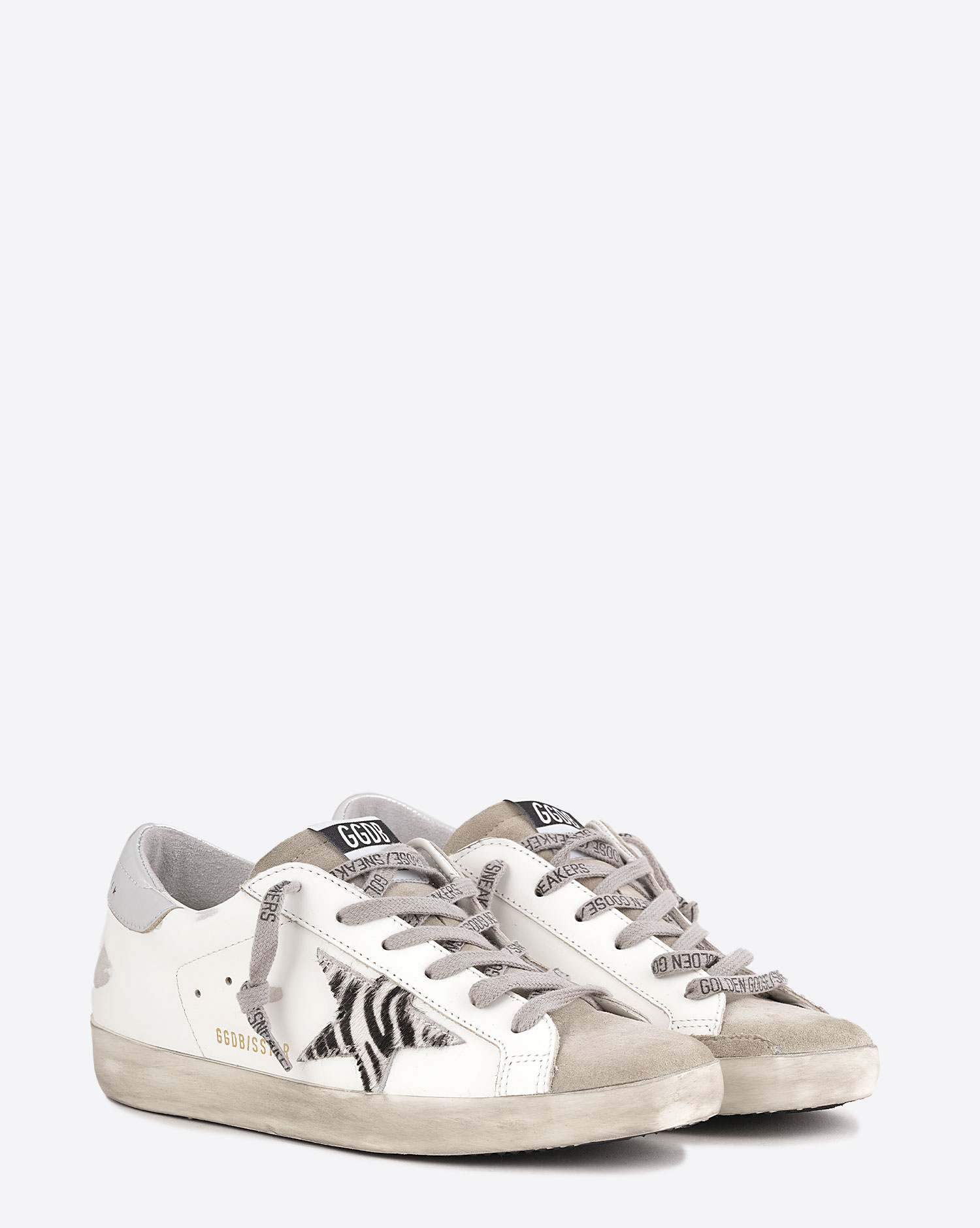 Produit Sneakers Superstar Golden Goose en cuir blanc avec étoile zèbre. Vue face. 
