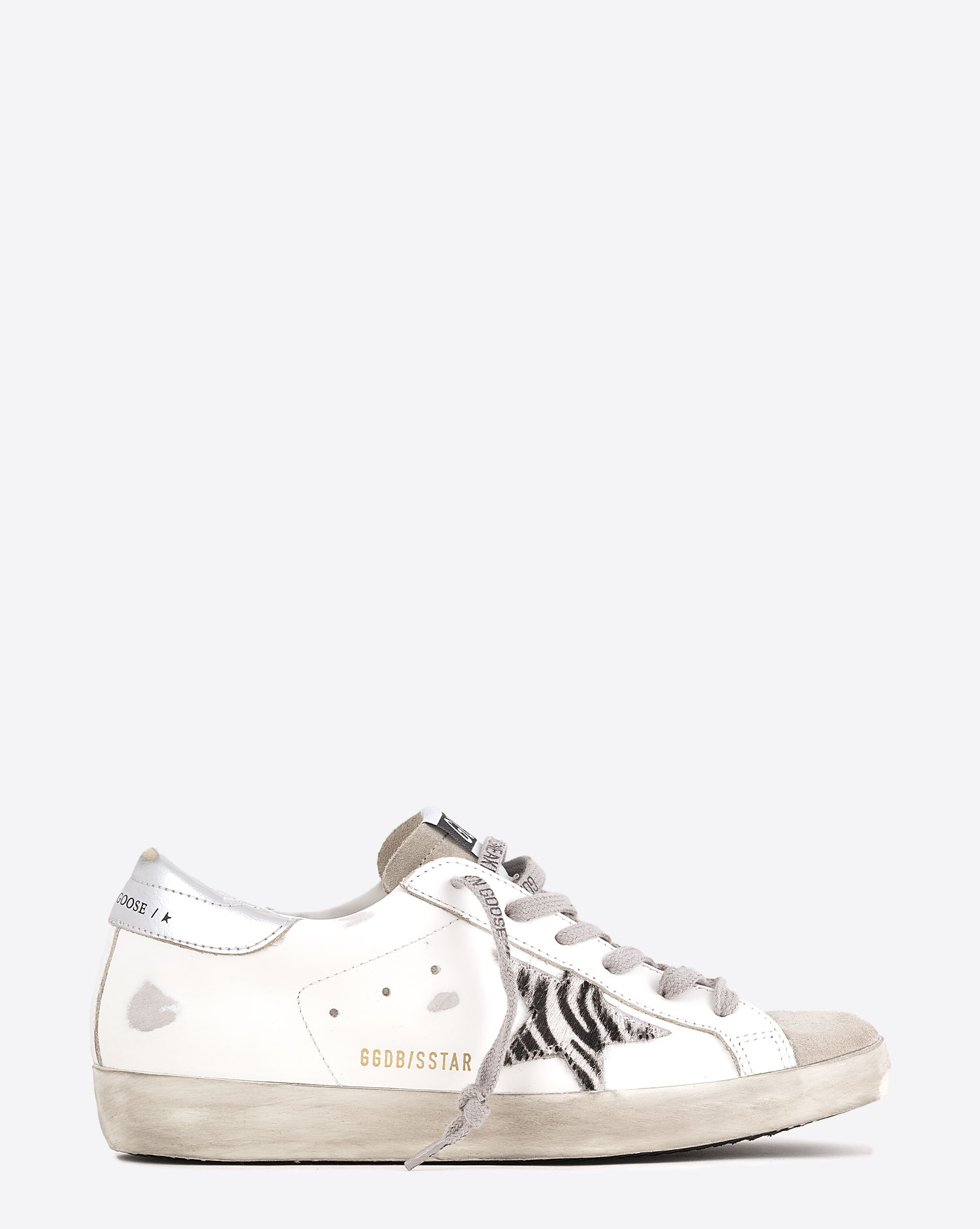 Sneakers Superstar Golden Goose en cuir blanc avec étoile zèbre. Vue profil. 
