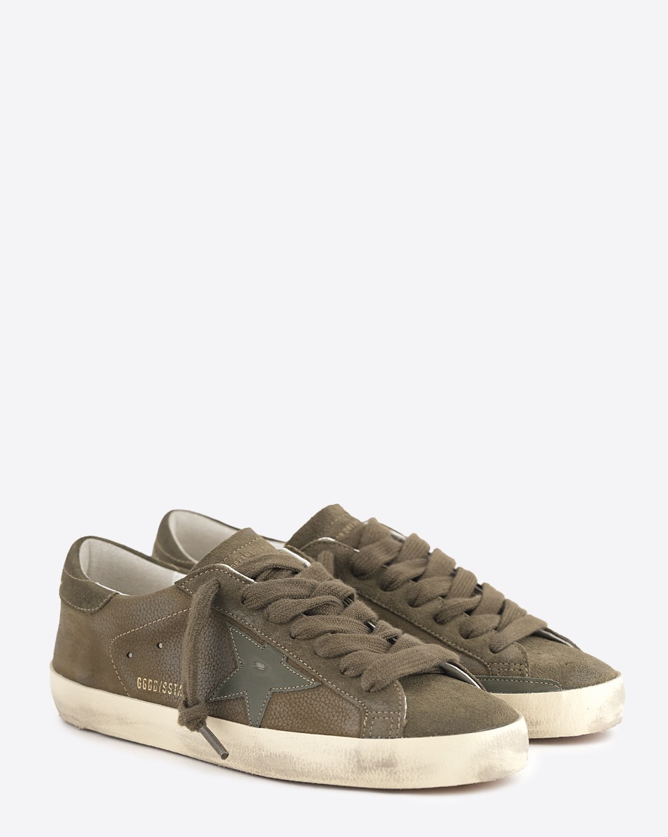 Sneakers Superstar Golden Goose pour homme en cuir kaki. Vue de face.