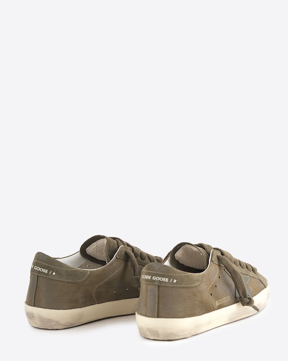 Sneakers Superstar Golden Goose pour homme en cuir kaki. Vue de dos.