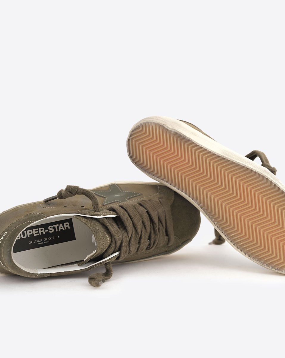 Sneakers Superstar Golden Goose pour homme en cuir kaki. D&eacute;tail de la semelle.