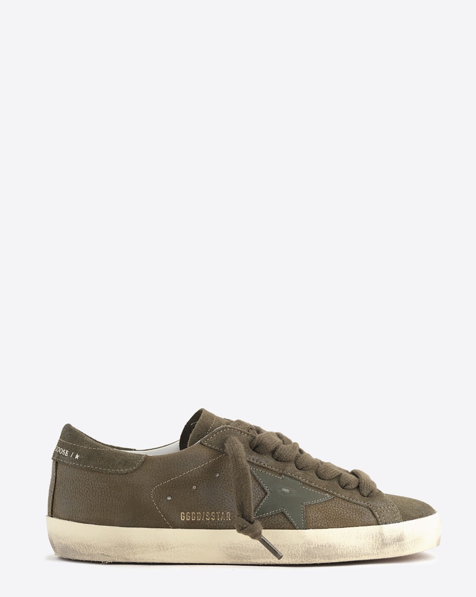 Sneakers Superstar Golden Goose pour homme en cuir kaki. Vue de profil.