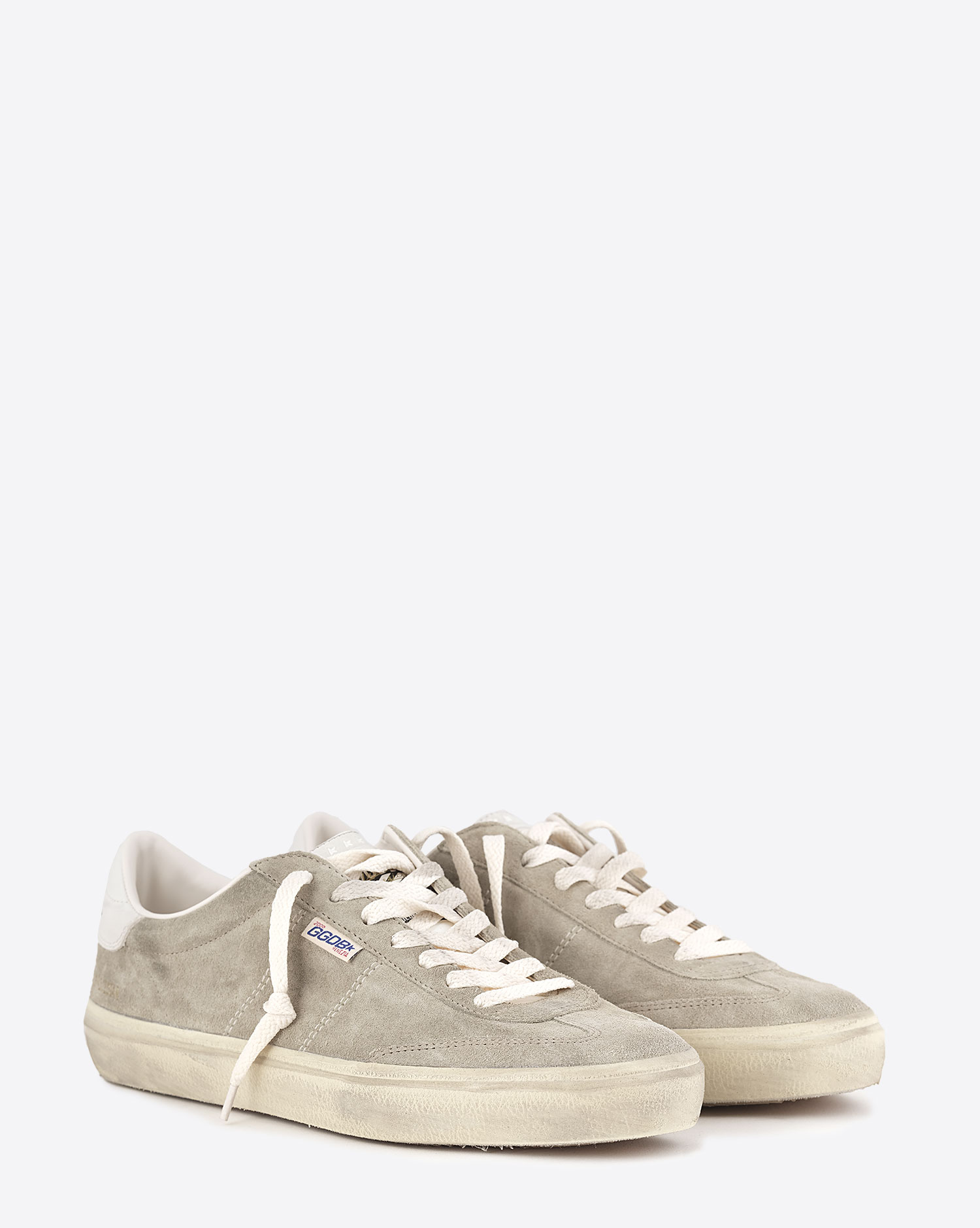 Produit Sneakers basses Soul Star Golden Goose en cuir suédé taupe. Vue face.