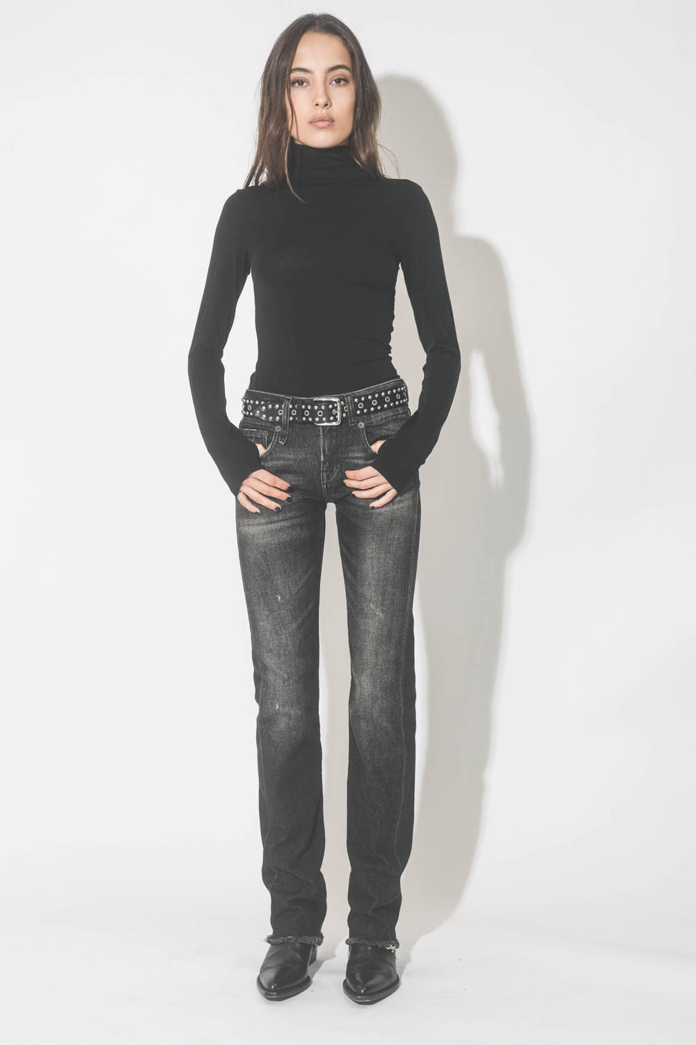 Sous pull en jersey col montant noir Vis &agrave; Vis. Port&eacute; avec un jeans noir.