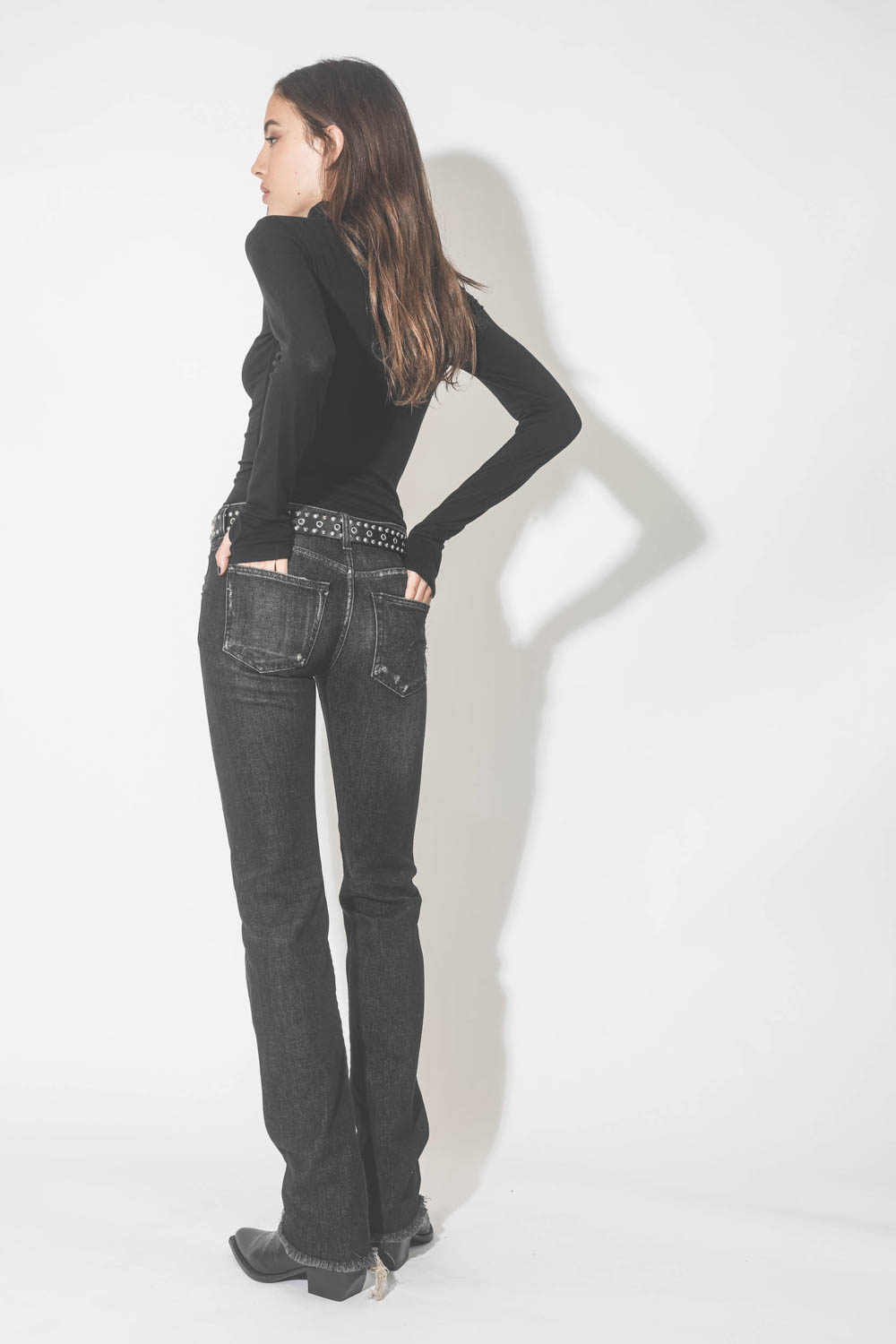 Sous pull en jersey col montant noir Vis &agrave; Vis. Port&eacute; de dos.