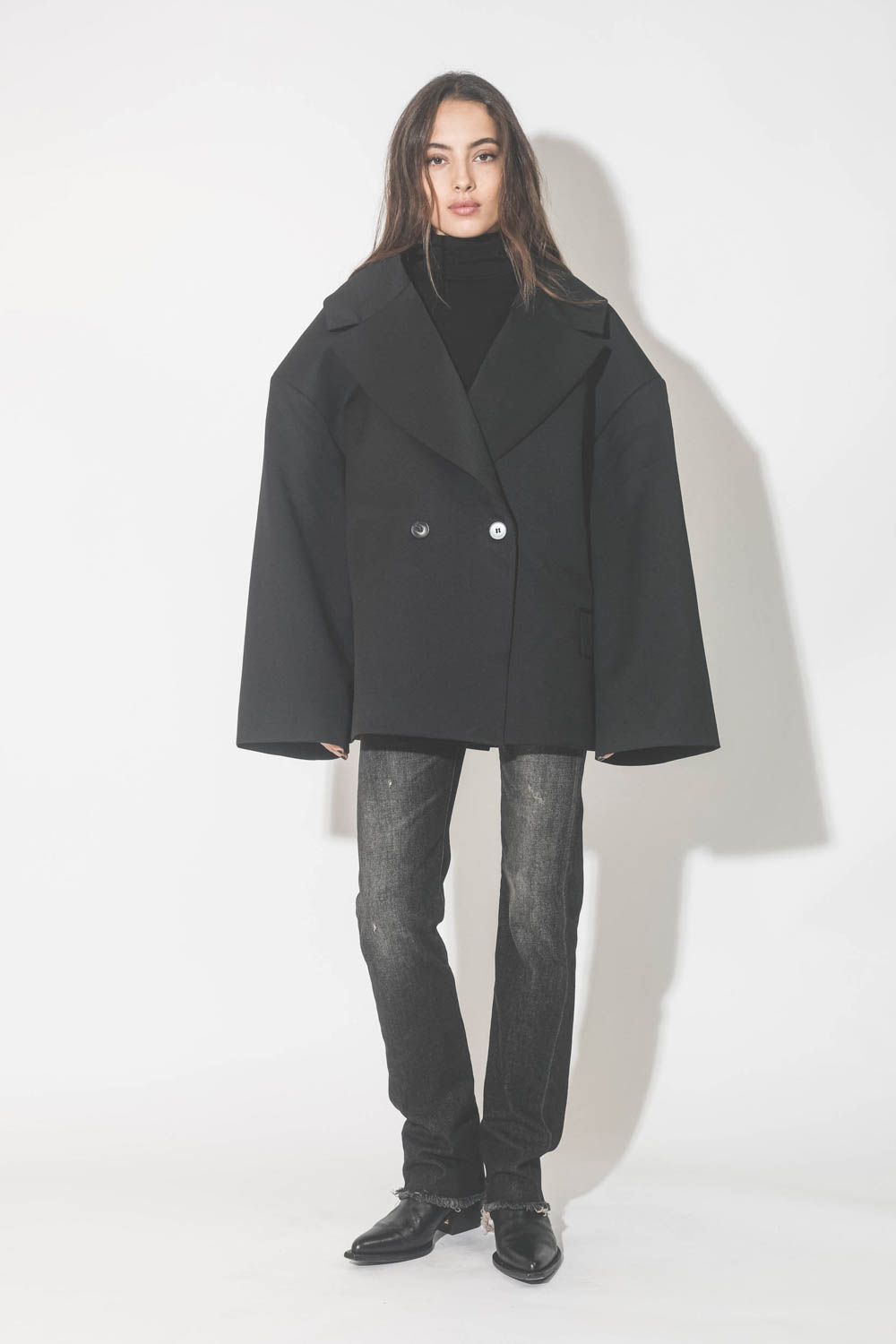 Sous pull en jersey col montant noir Vis &agrave; Vis. Port&eacute; sous une veste oversize.