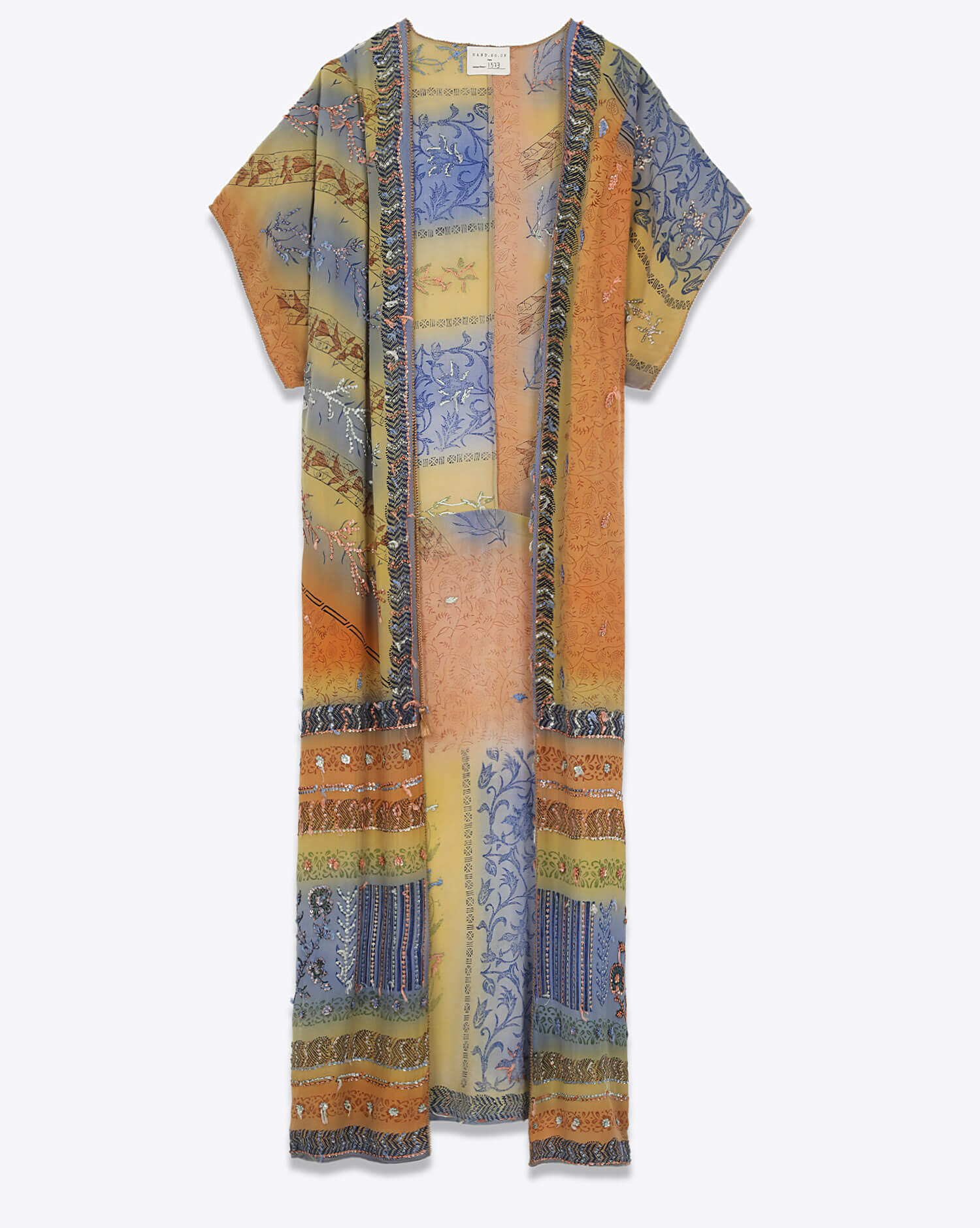 Kimono long en soie imprimée et brodée Hand So On. Ouvert.