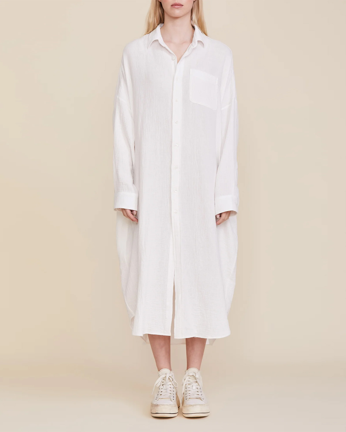 Robe chemise oversized blanche Denimist. Porté face.