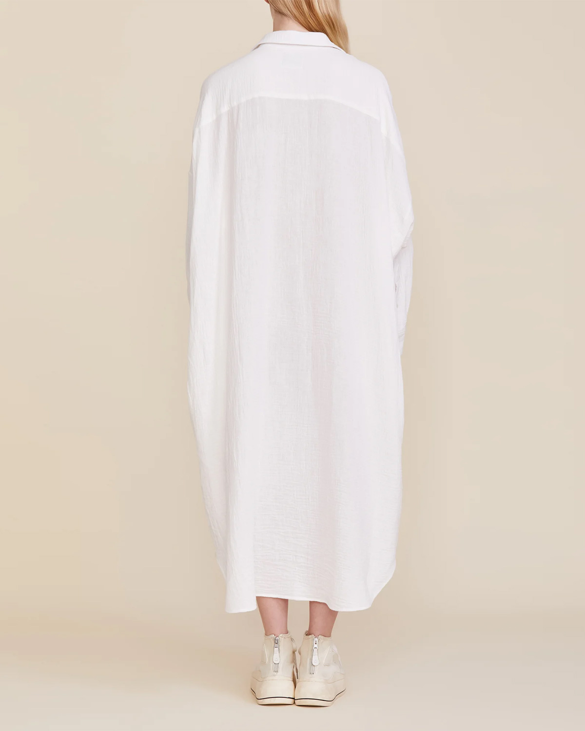 Robe chemise manches longues oversized blanche Denimist. Porté dos.