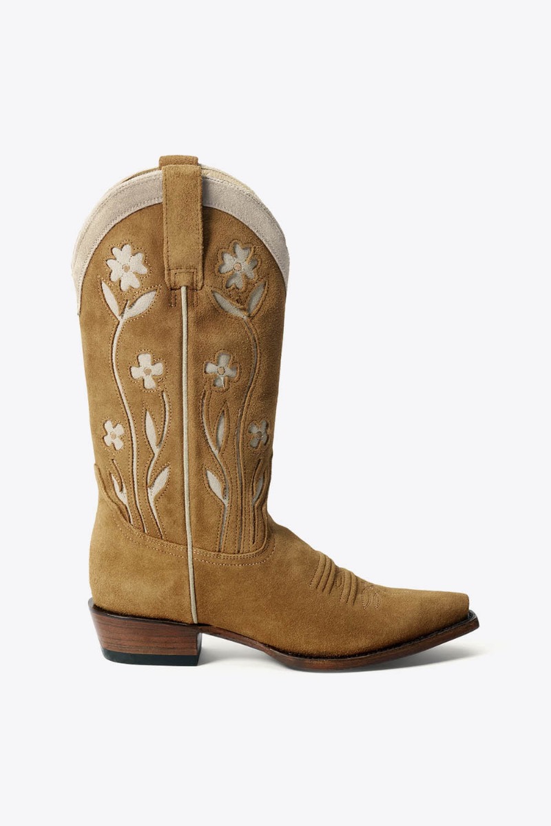 Bottes de cowboy Stetson x The Great en daim camel fleurs brod&eacute;es &eacute;cru, vues de profil. Edition limit&eacute;e.