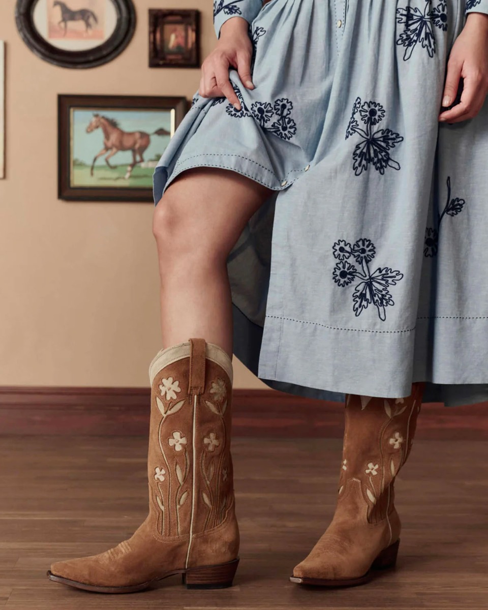 Bottes de cowboy Stetson x The Great en daim camel fleurs brod&eacute;es &eacute;cru, port&eacute;es de profil avec une jupe The Great. Edition limit&eacute;e.