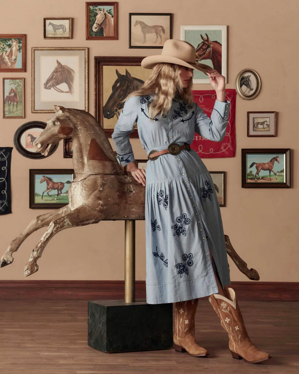 Bottes de cowboy Stetson x The Great en daim camel fleurs brod&eacute;es &eacute;cru, port&eacute;es avec une jupe longue The Great. Edition limit&eacute;e.