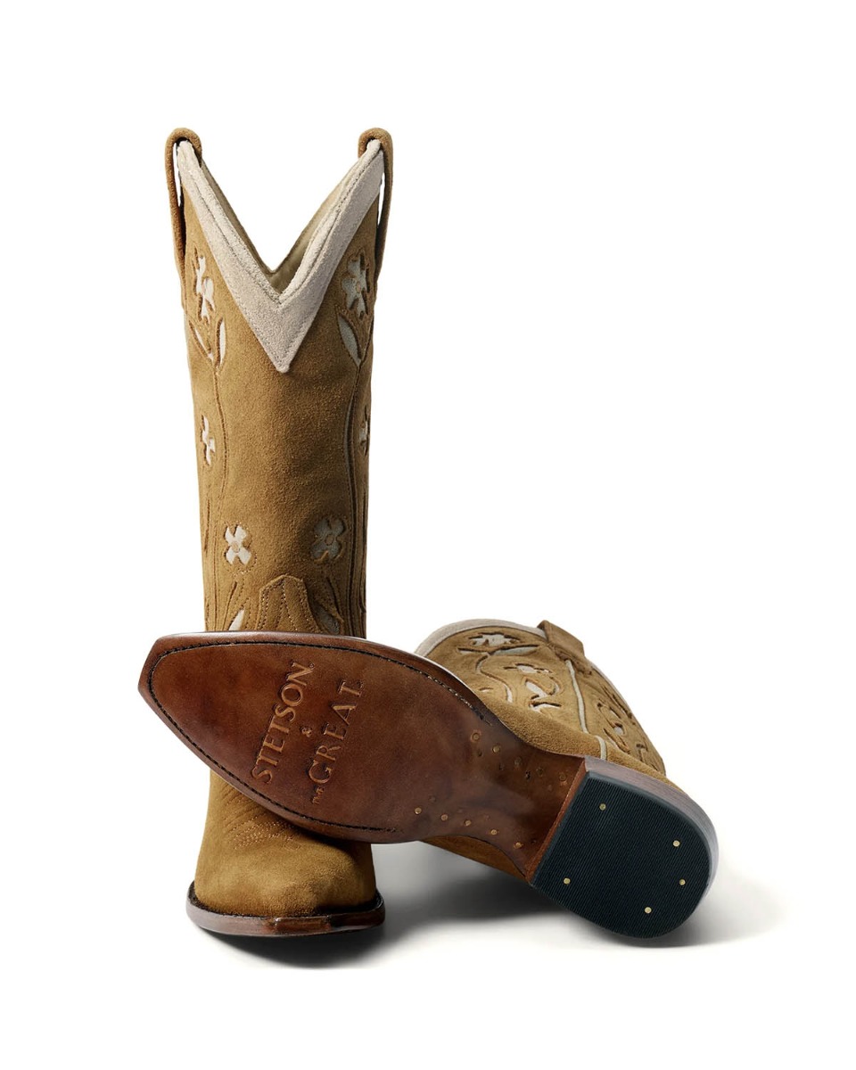 Bottes de cowboy Stetson x The Great en daim camel fleurs brod&eacute;es &eacute;cru. D&eacute;tail du dessous de la semelle. Edition limit&eacute;e.
