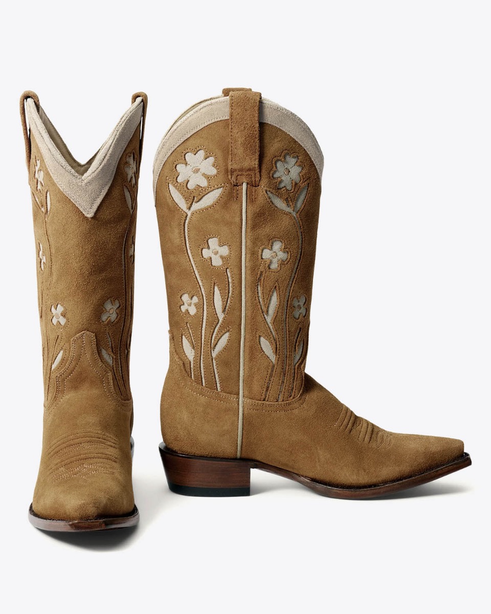Bottes de cowboy Stetson x The Great en daim camel fleurs brod&eacute;es &eacute;cru, vues de face et de profil. Edition limit&eacute;e.
