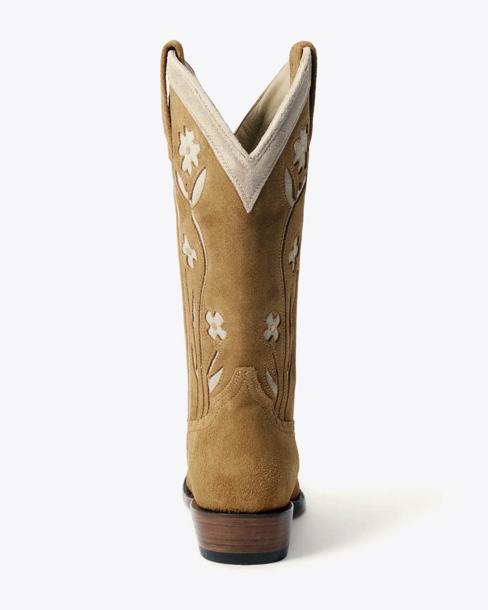 Bottes de cowboy Stetson x The Great en daim camel fleurs brod&eacute;es &eacute;cru, vues de dos. Edition limit&eacute;e.