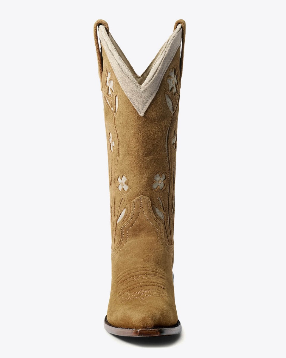 Bottes de cowboy Stetson x The Great en daim camel fleurs brod&eacute;es &eacute;cru. D&eacute;tail de la bordure en daim &eacute;cru. Edition limit&eacute;e.