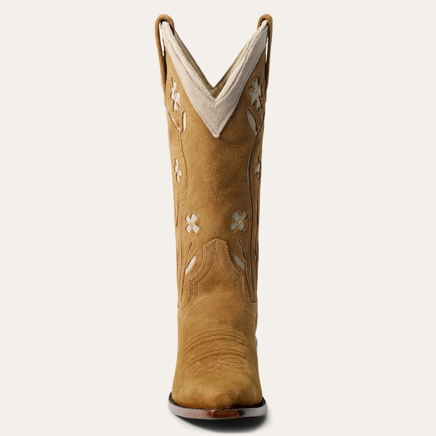 Bottes de cowboy Stetson x The Great en daim camel fleurs brod&eacute;es &eacute;cru. D&eacute;tail du haut de la botte en V. Edition limit&eacute;e.