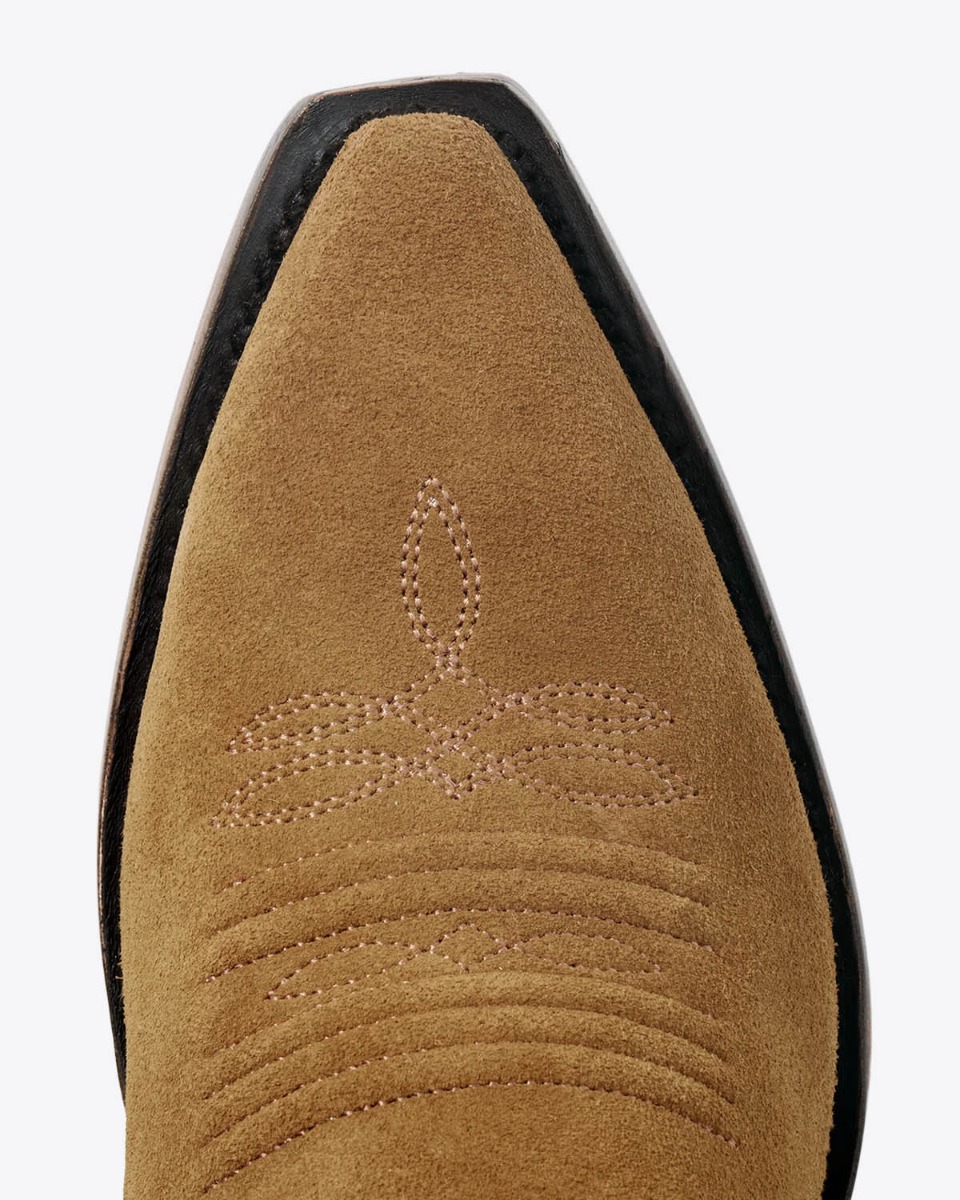 Bottes de cowboy Stetson x The Great en daim camel fleurs brod&eacute;es &eacute;cru. D&eacute;tail du bout pointu. Edition limit&eacute;e.