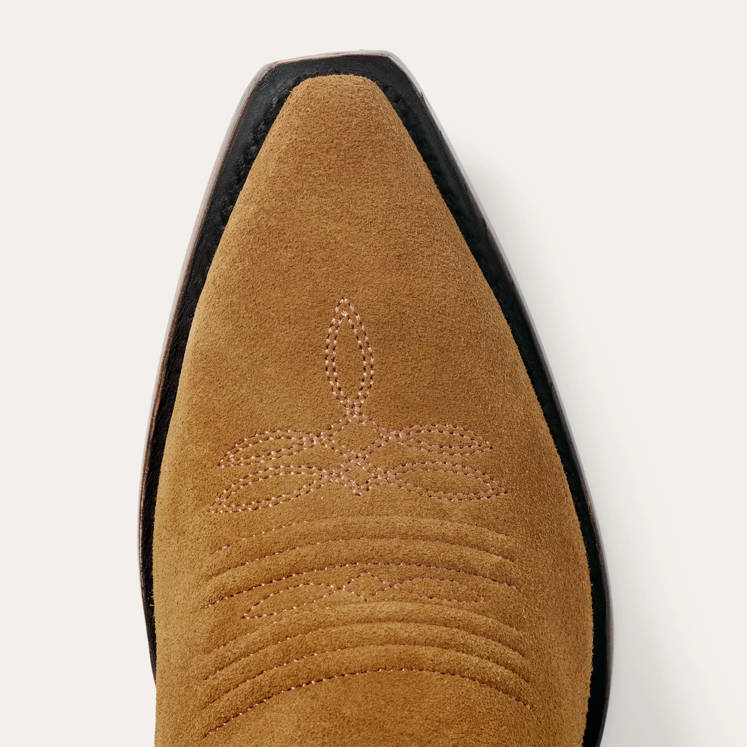 Bottes de cowboy Stetson x The Great en daim camel fleurs brod&eacute;es &eacute;cru. D&eacute;tail du bout pointue. Edition limit&eacute;e.