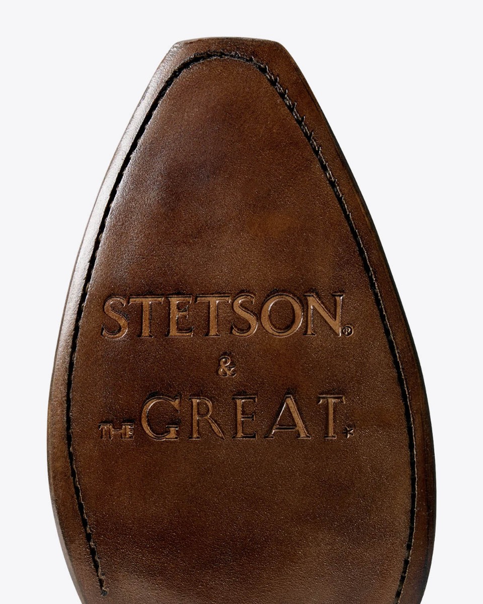 Bottes de cowboy Stetson x The Great en daim camel fleurs brod&eacute;es &eacute;cru. Edition limit&eacute;e. Collaboration Stetson et The Great.