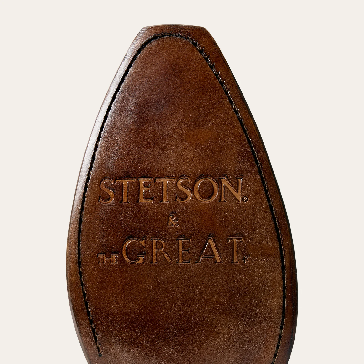Bottes de cowboy Stetson x The Great en daim camel fleurs brod&eacute;es &eacute;cru. Edition limit&eacute;e Stetson & The Great.